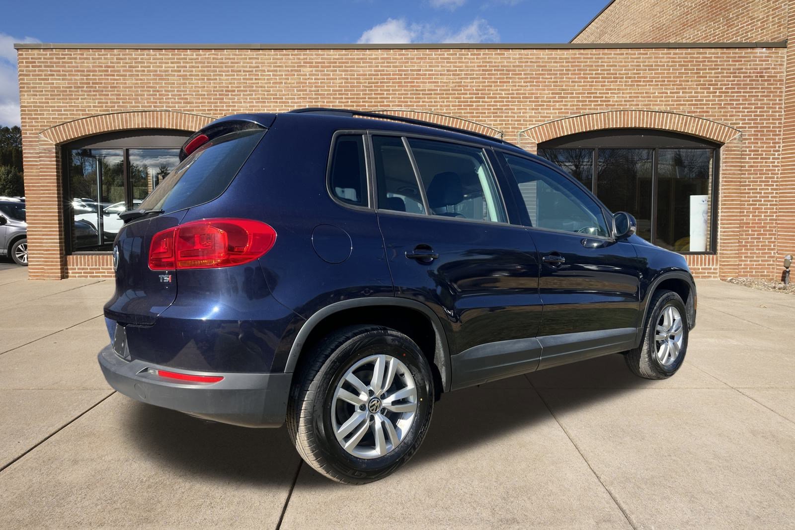 2016 Volkswagen Tiguan S photo 2