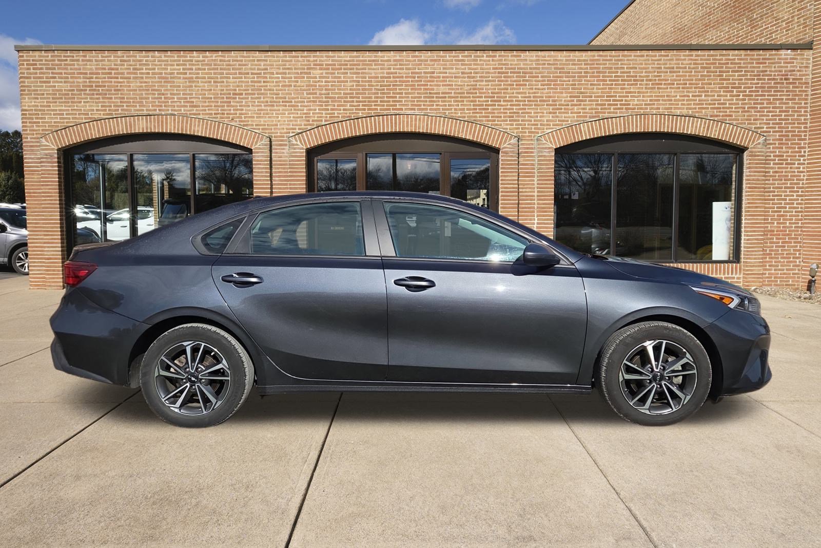 2023 Kia Forte LXS photo 2