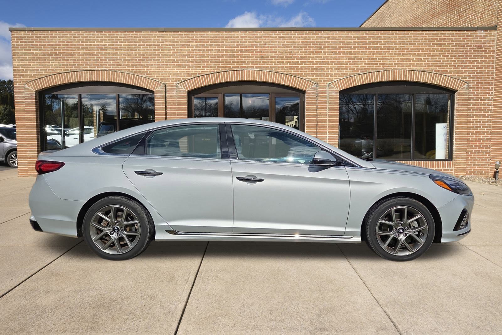 2018 Hyundai Sonata Limited 2.0T photo 2