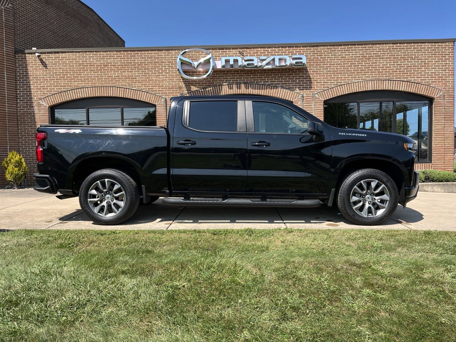 Used 2021 Chevrolet Silverado 1500 RST with VIN 1GCUYEEDXMZ383174 for sale in State College, PA