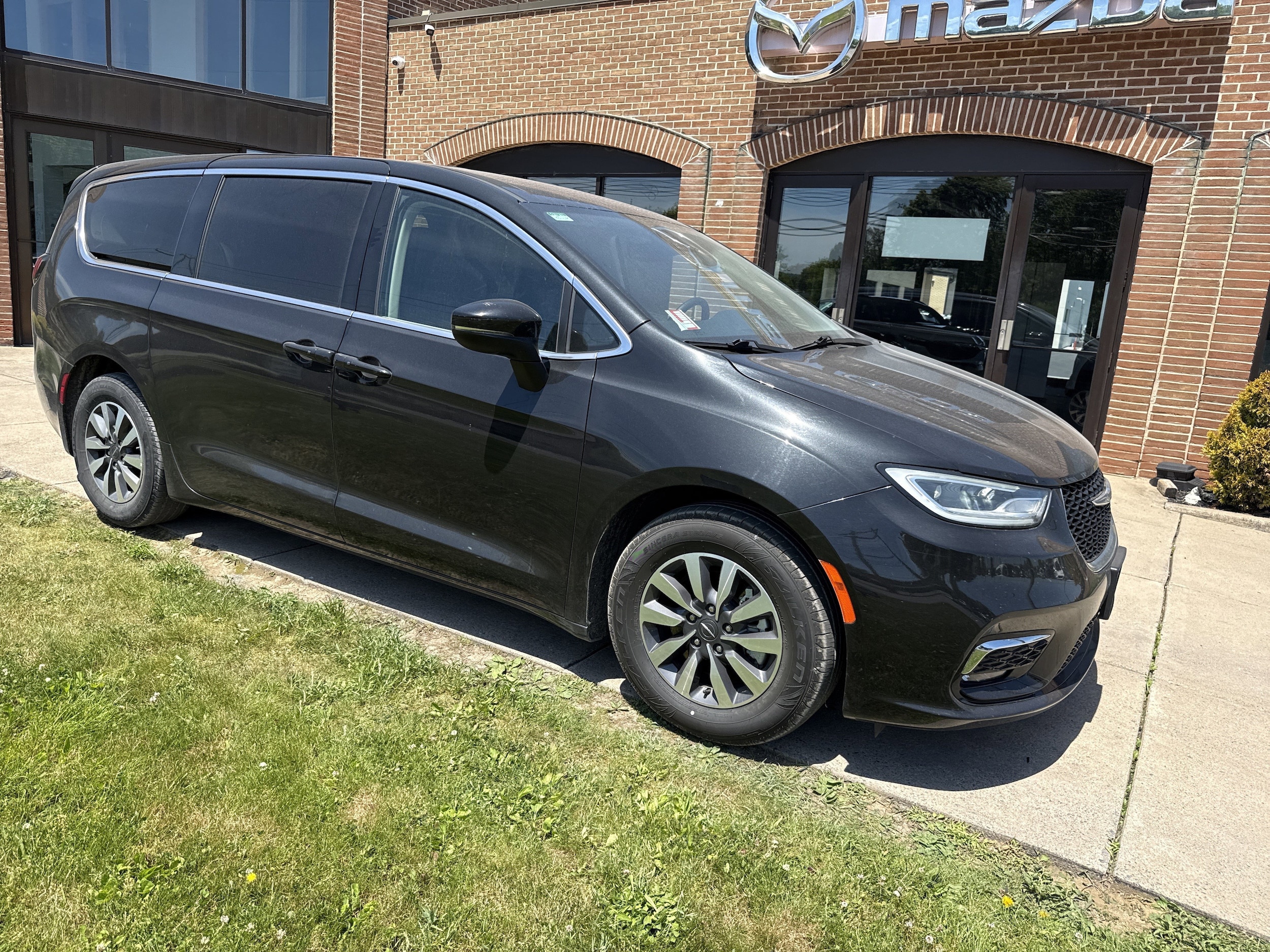 2023 Chrysler Pacifica Hybrid Touring L Hybrid's photo