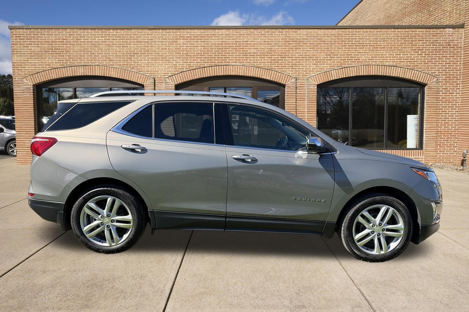 Used 2019 Chevrolet Equinox Premier with VIN 3GNAXXEV4KS530889 for sale in State College, PA