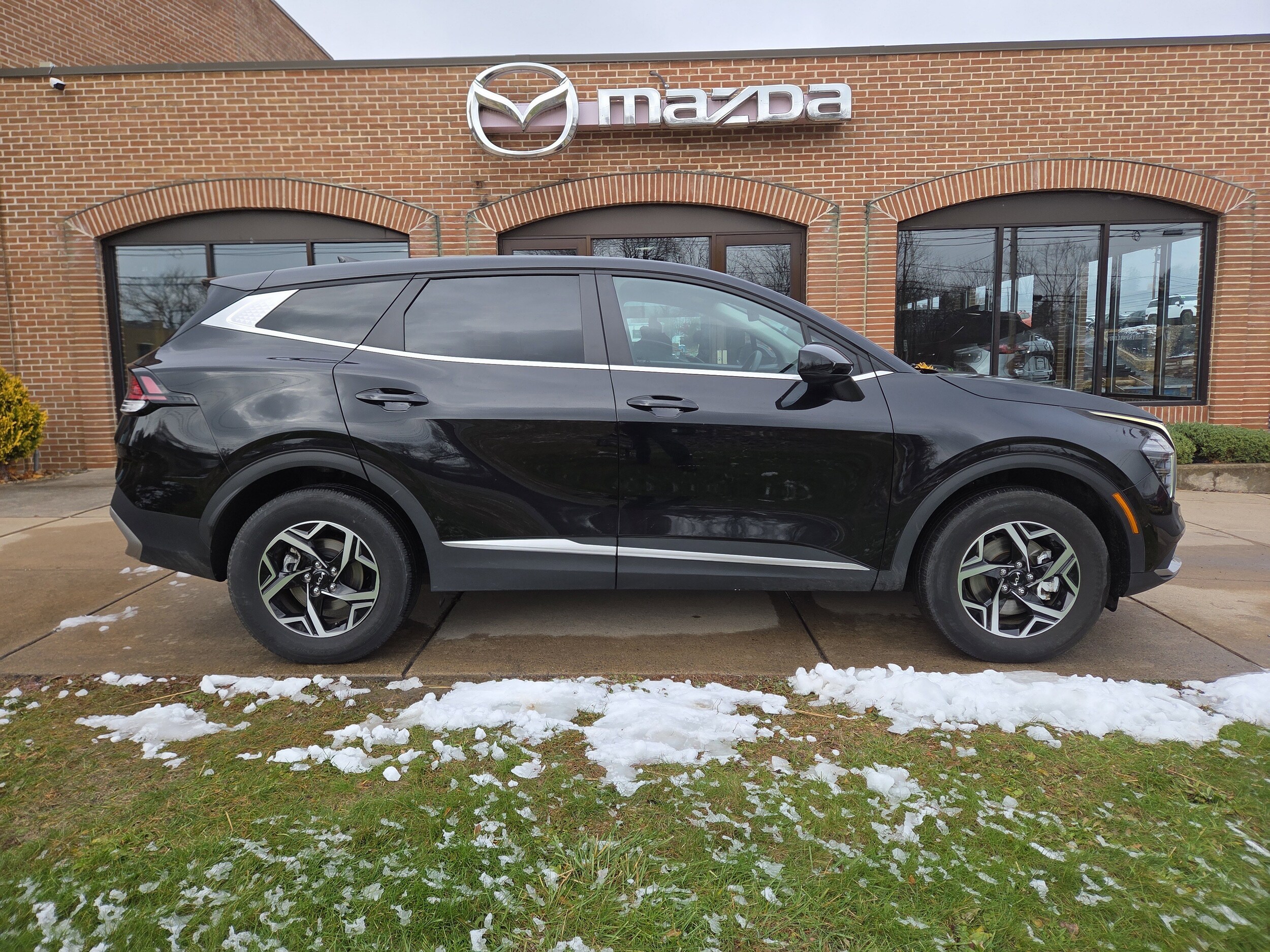 2024 Kia Sportage LX photo 2