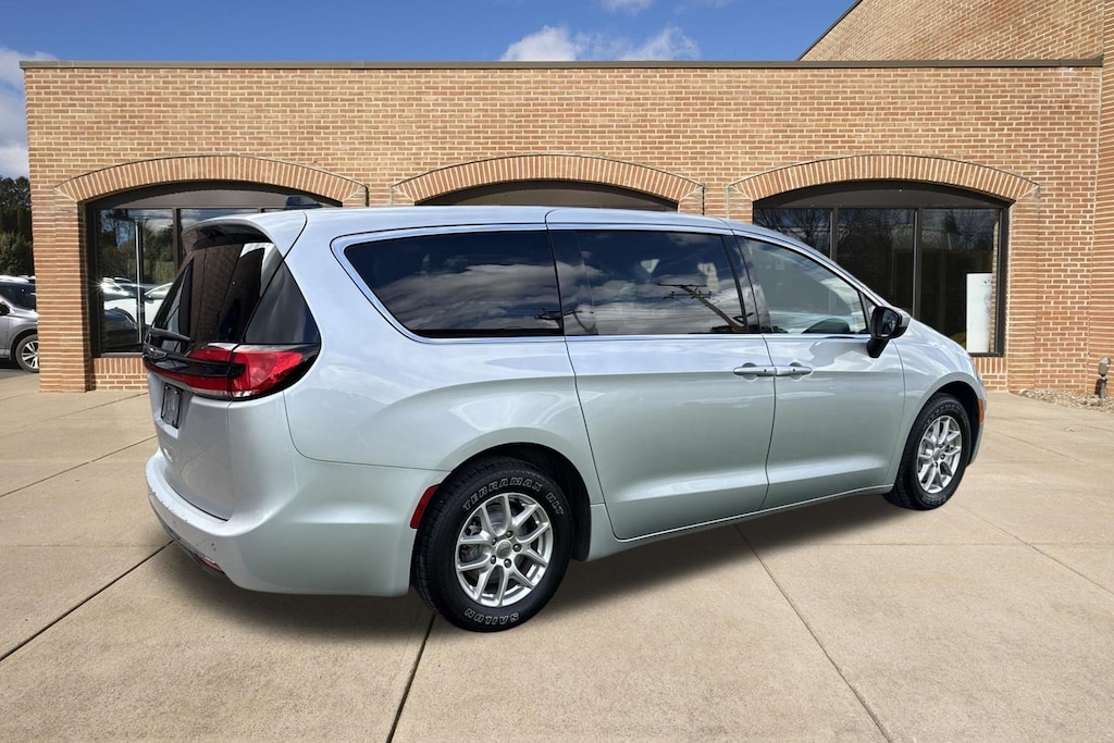 Used 2023 Chrysler Pacifica Touring L Van Passenger Van