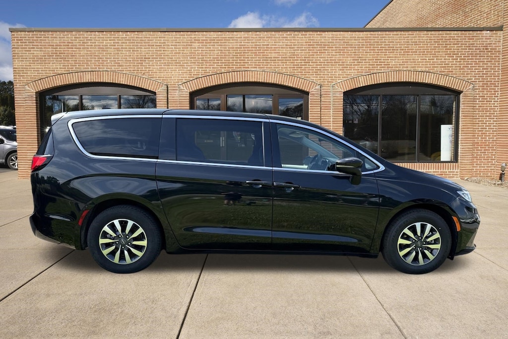 Used 2023 Chrysler Pacifica Touring L Van Passenger Van