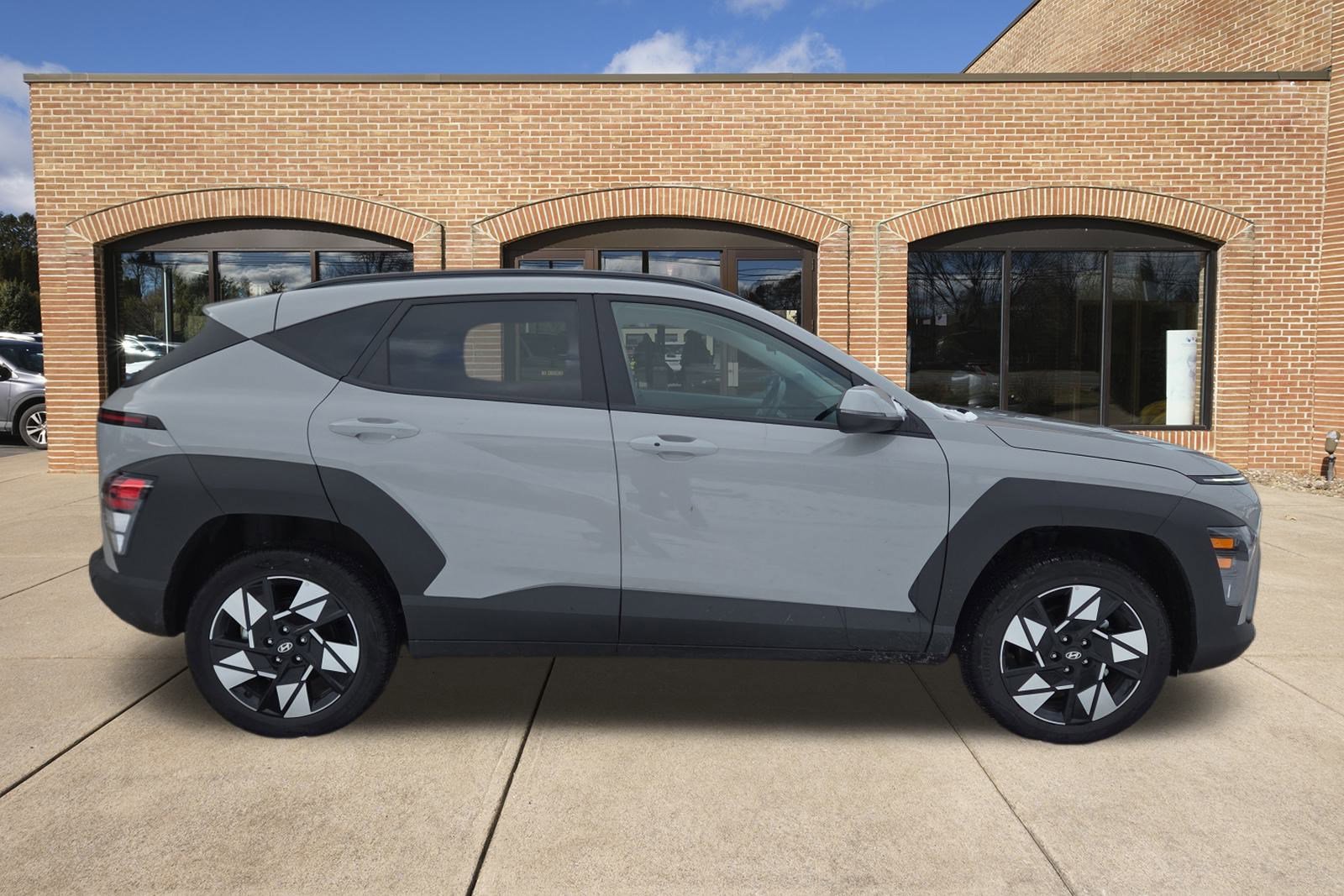 2025 Hyundai Kona SEL photo 2