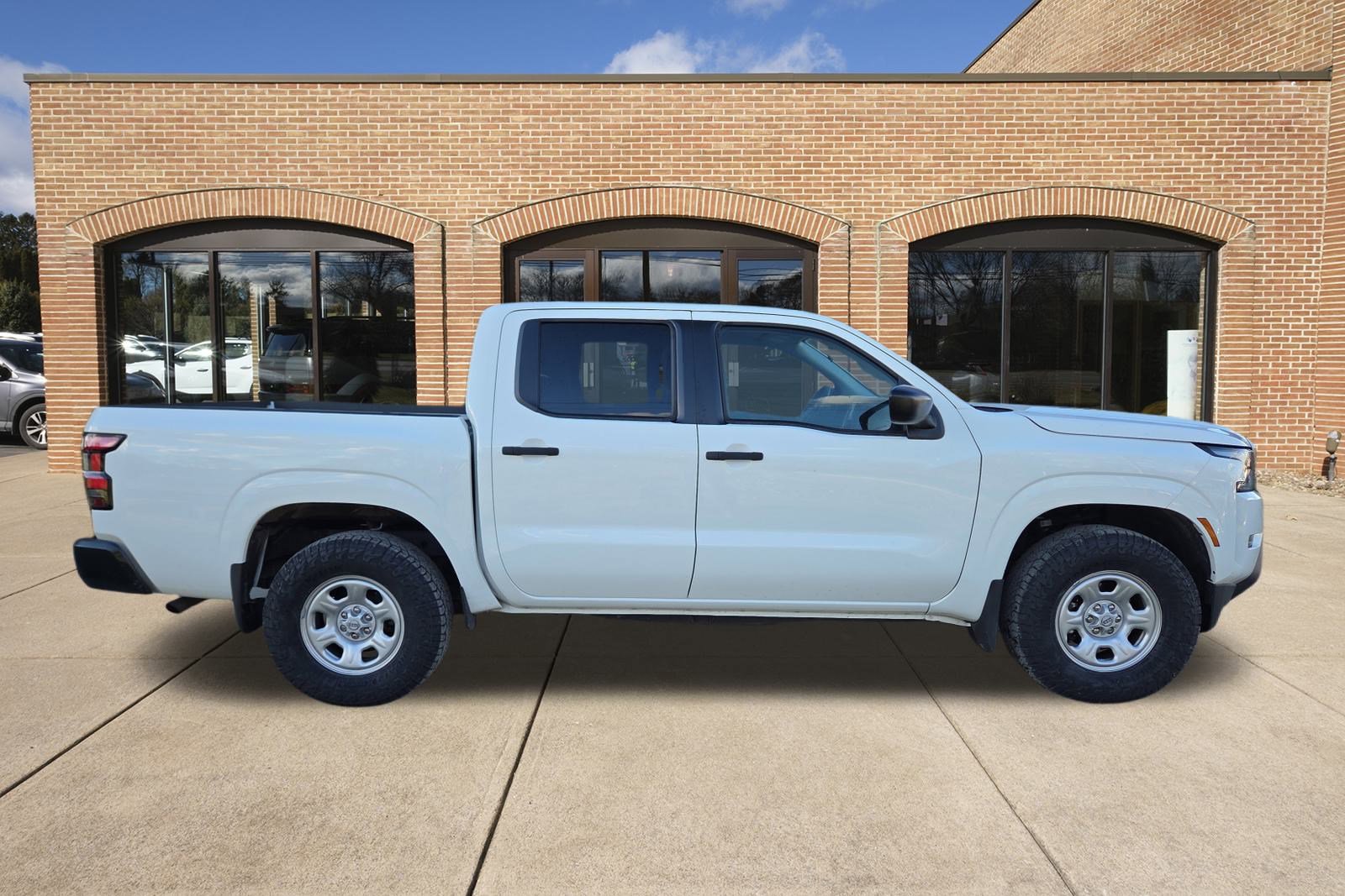 2022 Nissan Frontier Crew Cab S photo 2