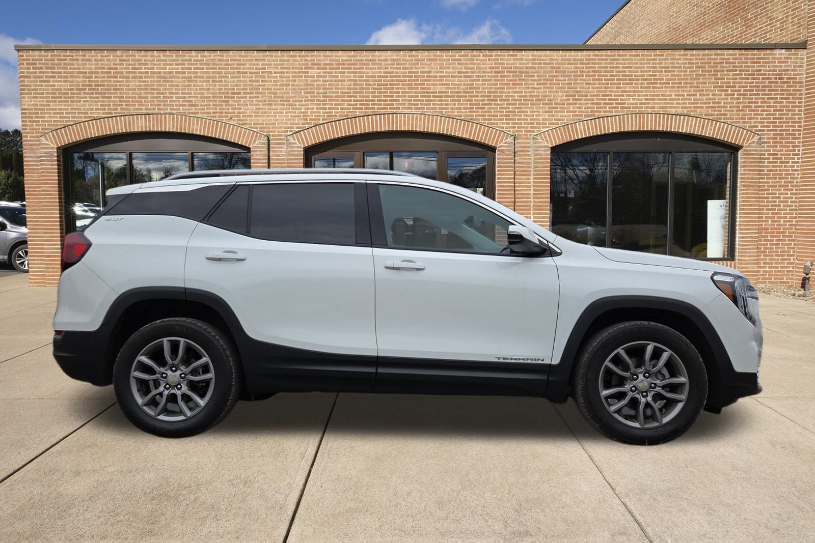 2024 Gmc Terrain SLT photo 2