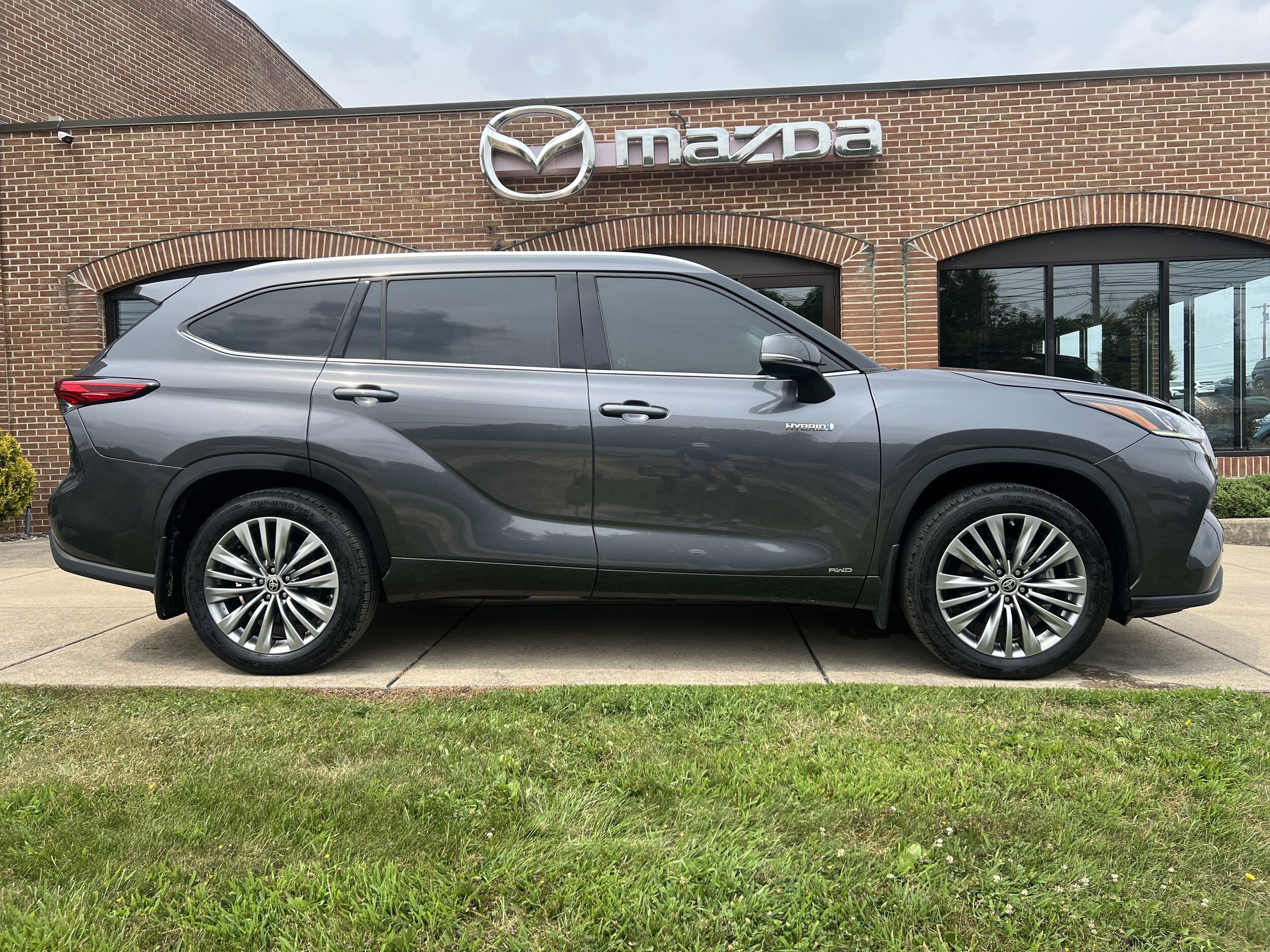 2021 Toyota Highlander Platinum Hybrid photo 2