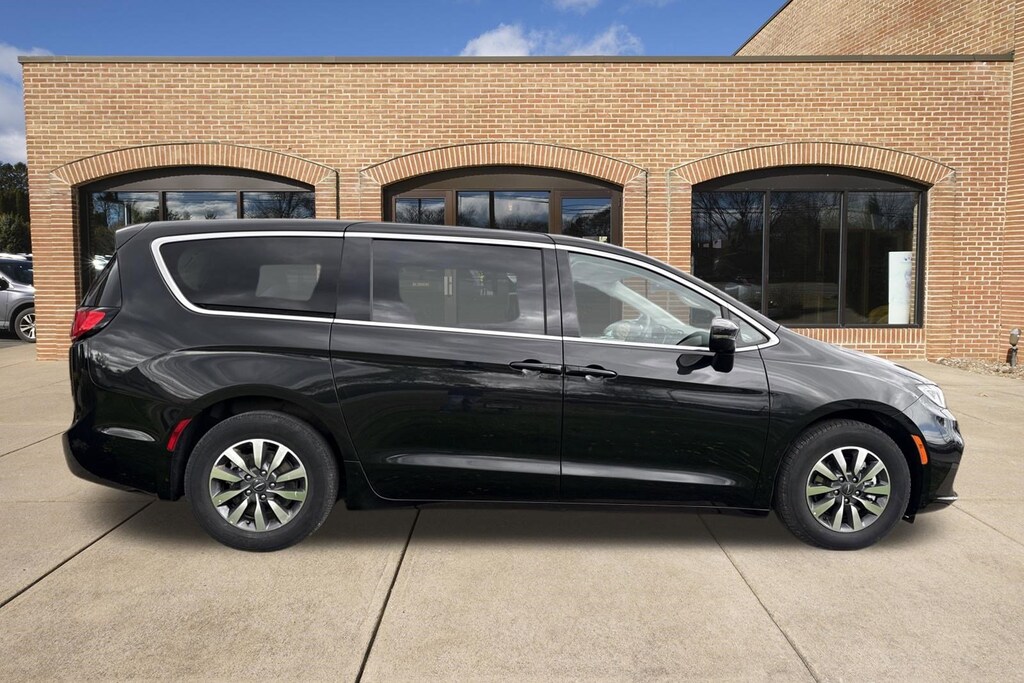 Used 2023 Chrysler Pacifica Touring L Van Passenger Van