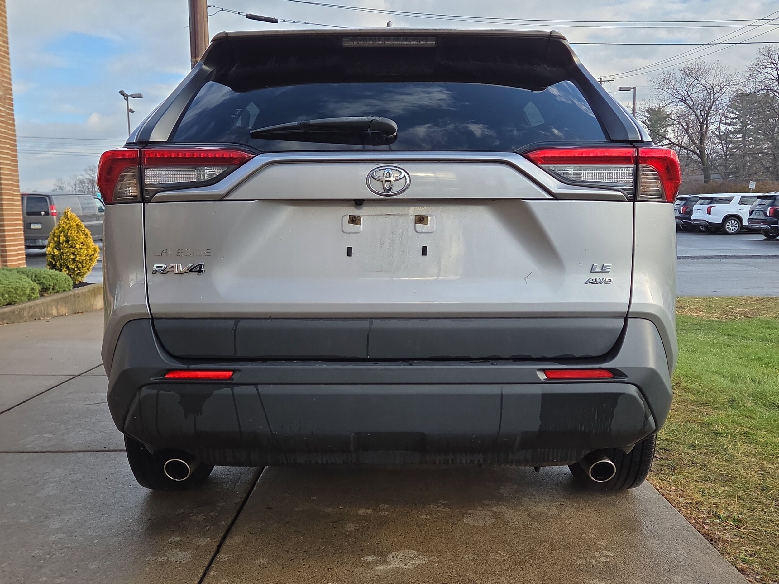 2020 Toyota RAV4 LE photo 3