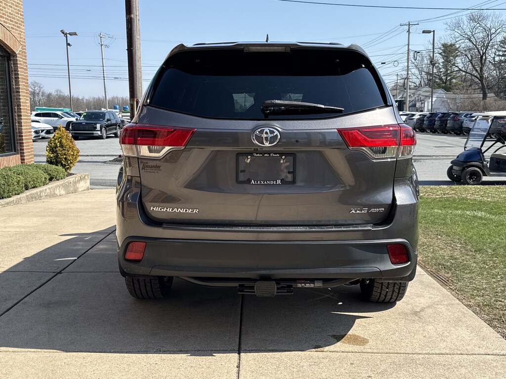 Used 2017 Toyota Highlander XLE V6 SUV