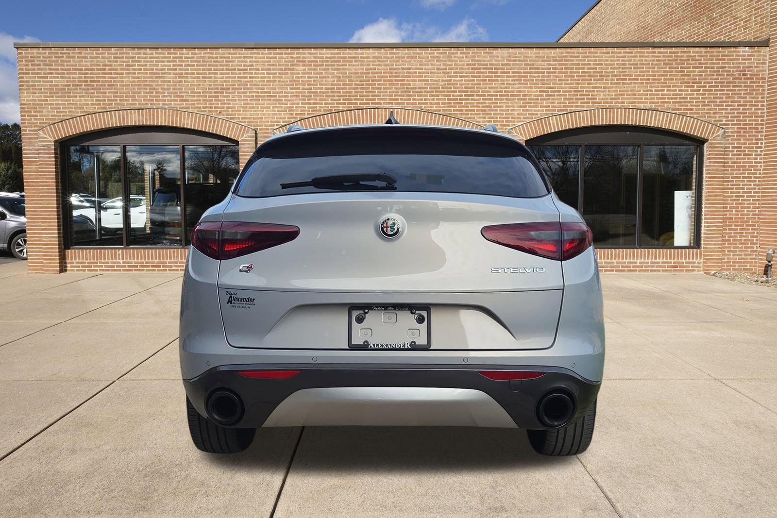 2022 Alfa Romeo Stelvio Ti photo 3