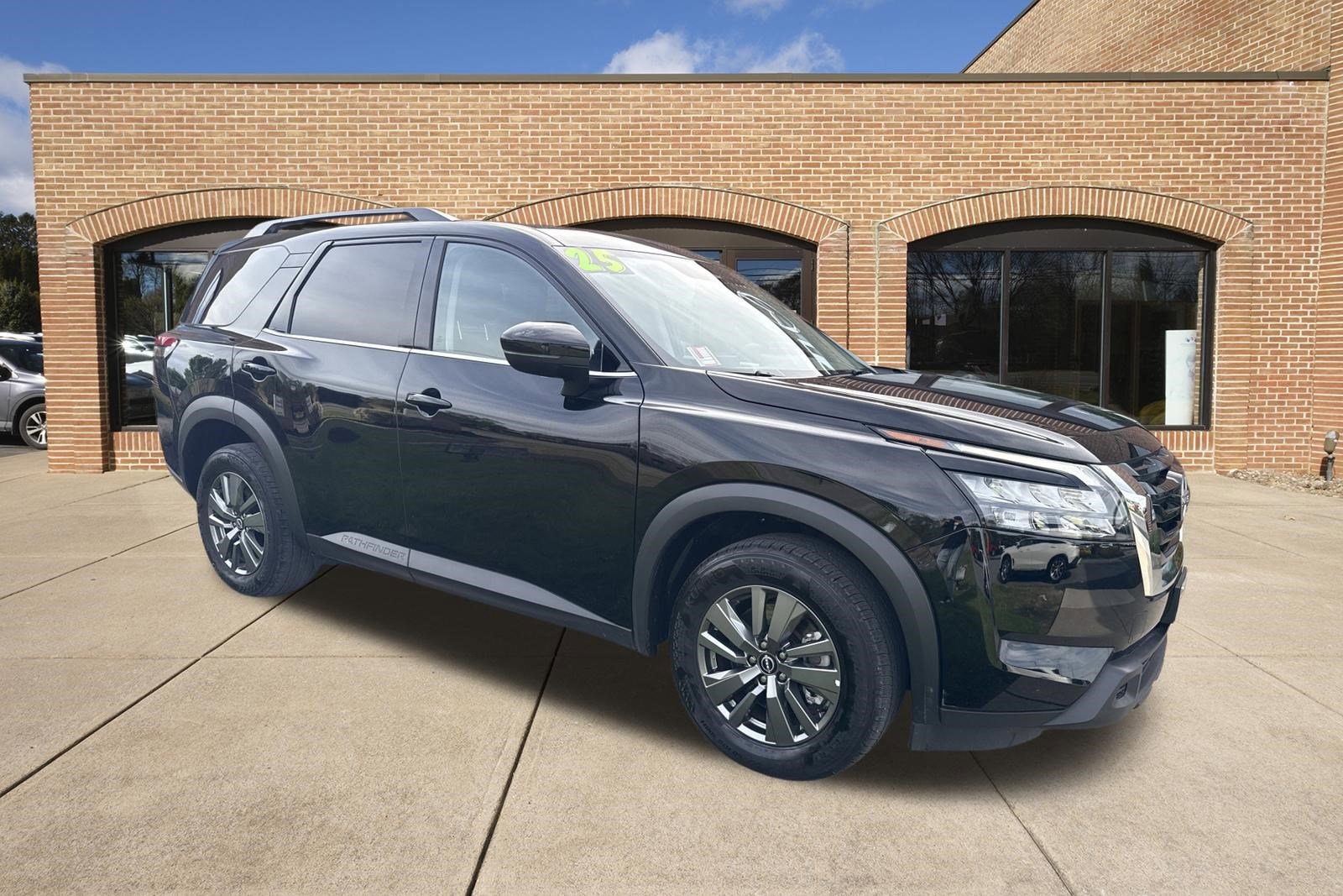 2025 Nissan Pathfinder SV 4WD's photo