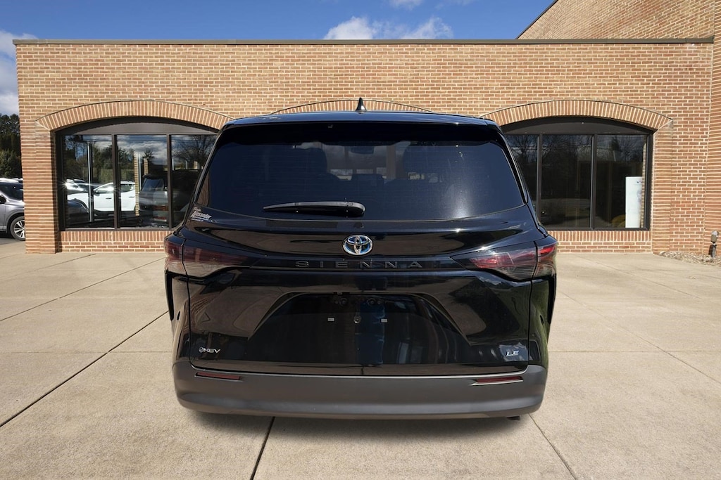 Used 2025 Toyota Sienna LE 8 Passenger Van Passenger Van
