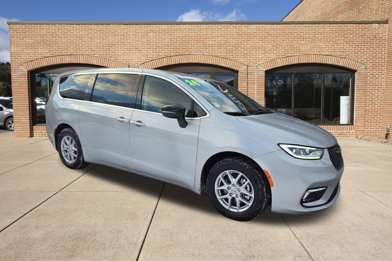 2024 Chrysler Pacifica Touring L's photo