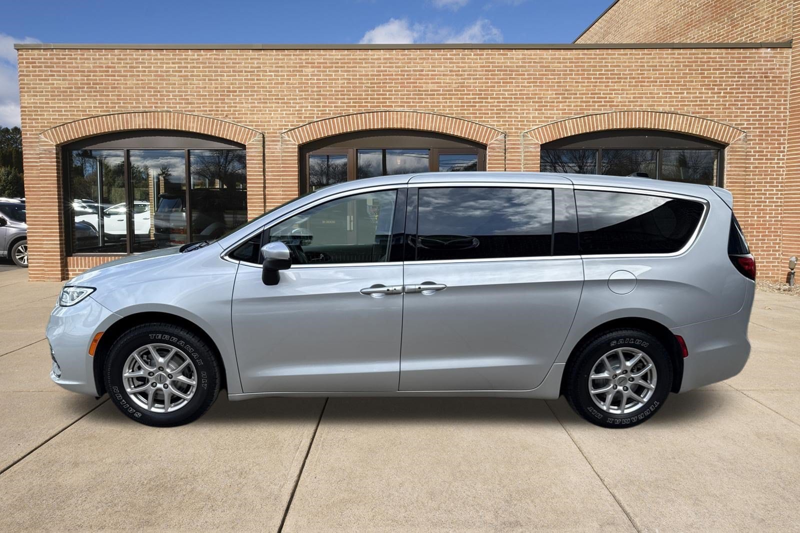 2023 Chrysler Pacifica Touring L - Photo 6