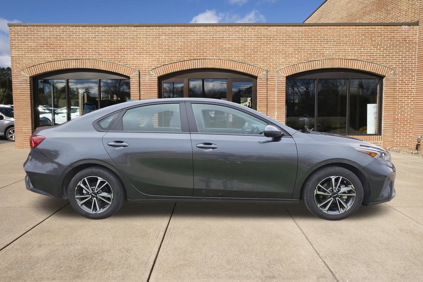 2024 Kia Forte LXS photo 2