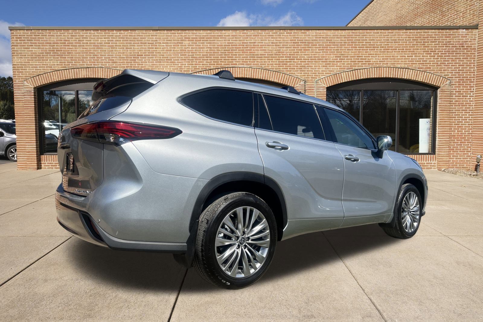 2023 Toyota Highlander Platinum photo 2