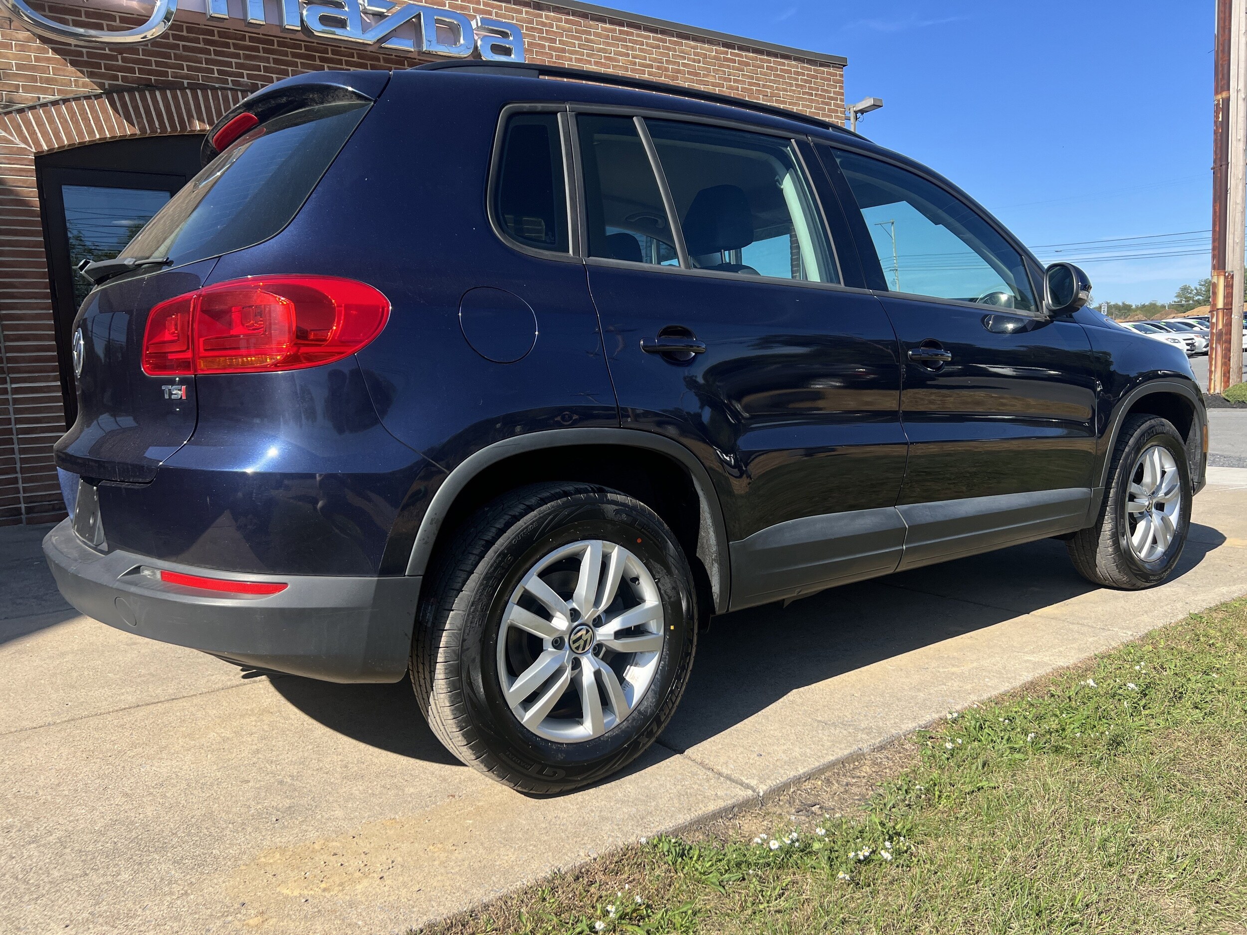 2016 Volkswagen Tiguan S photo 2