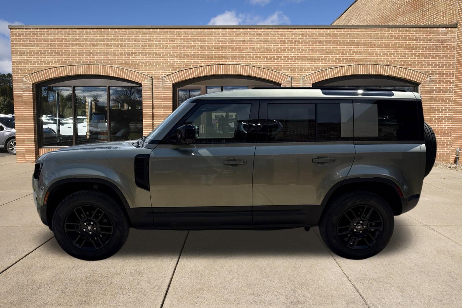 2025 Land Rover Defender S - Photo 7