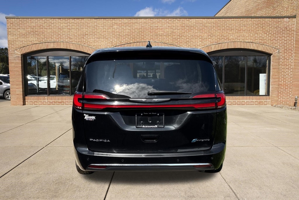 Used 2023 Chrysler Pacifica Touring L Van Passenger Van