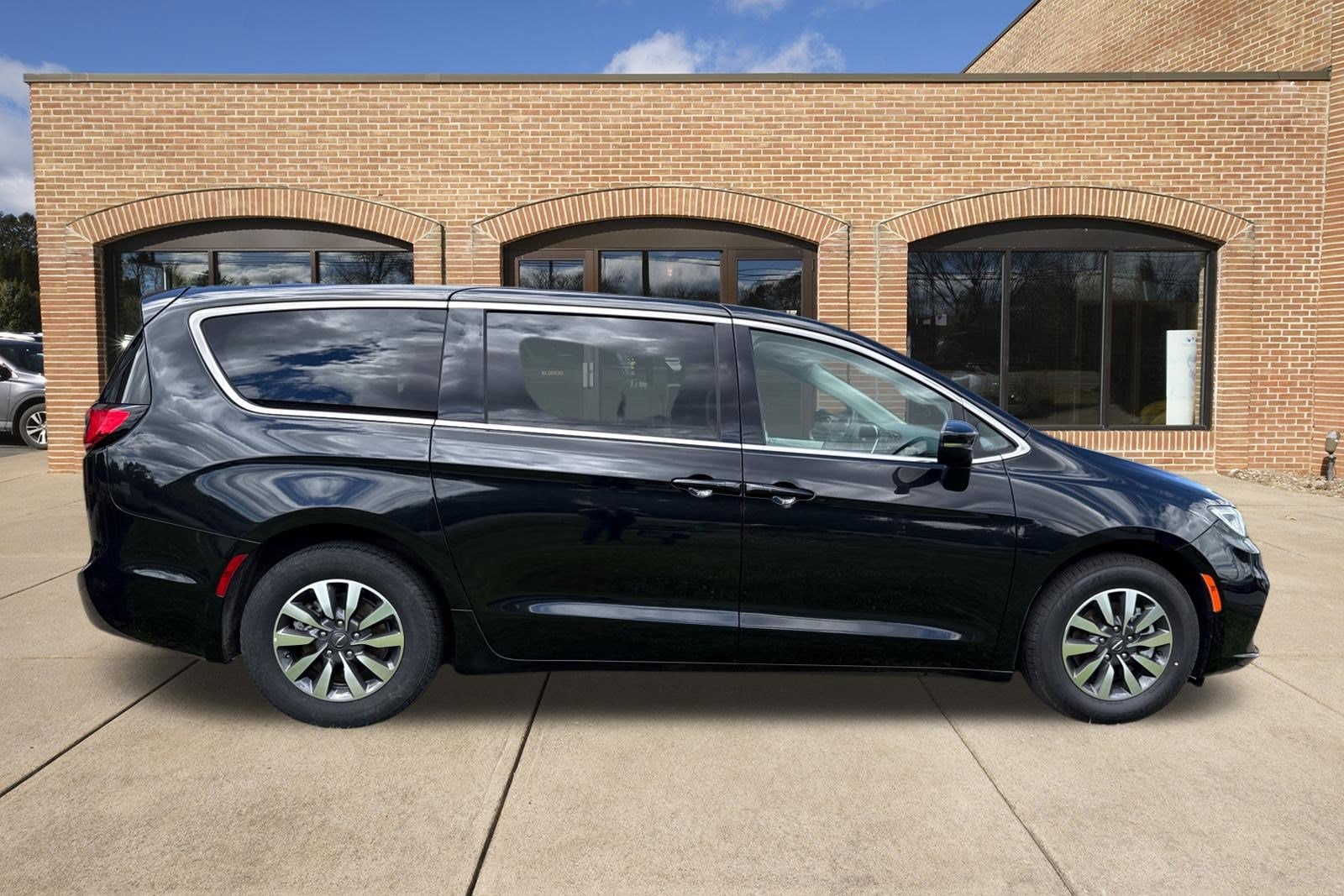 2023 Chrysler Pacifica Hybrid Touring L - Photo 10