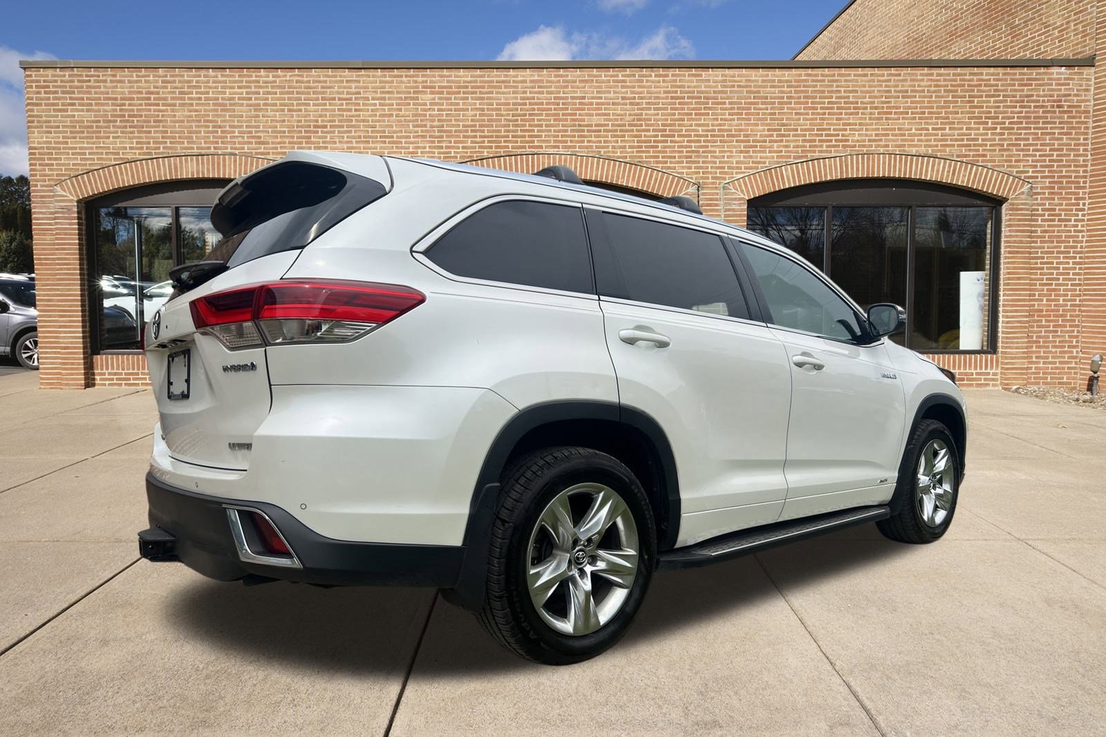 2019 Toyota Highlander Hybrid Limited photo 2