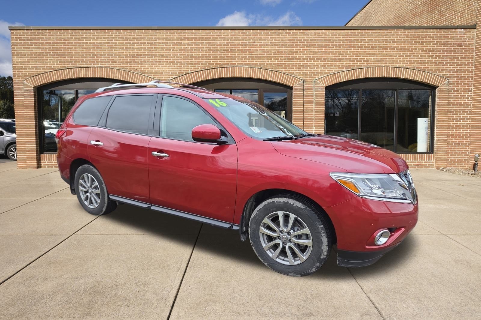 2016 Nissan Pathfinder SV's photo