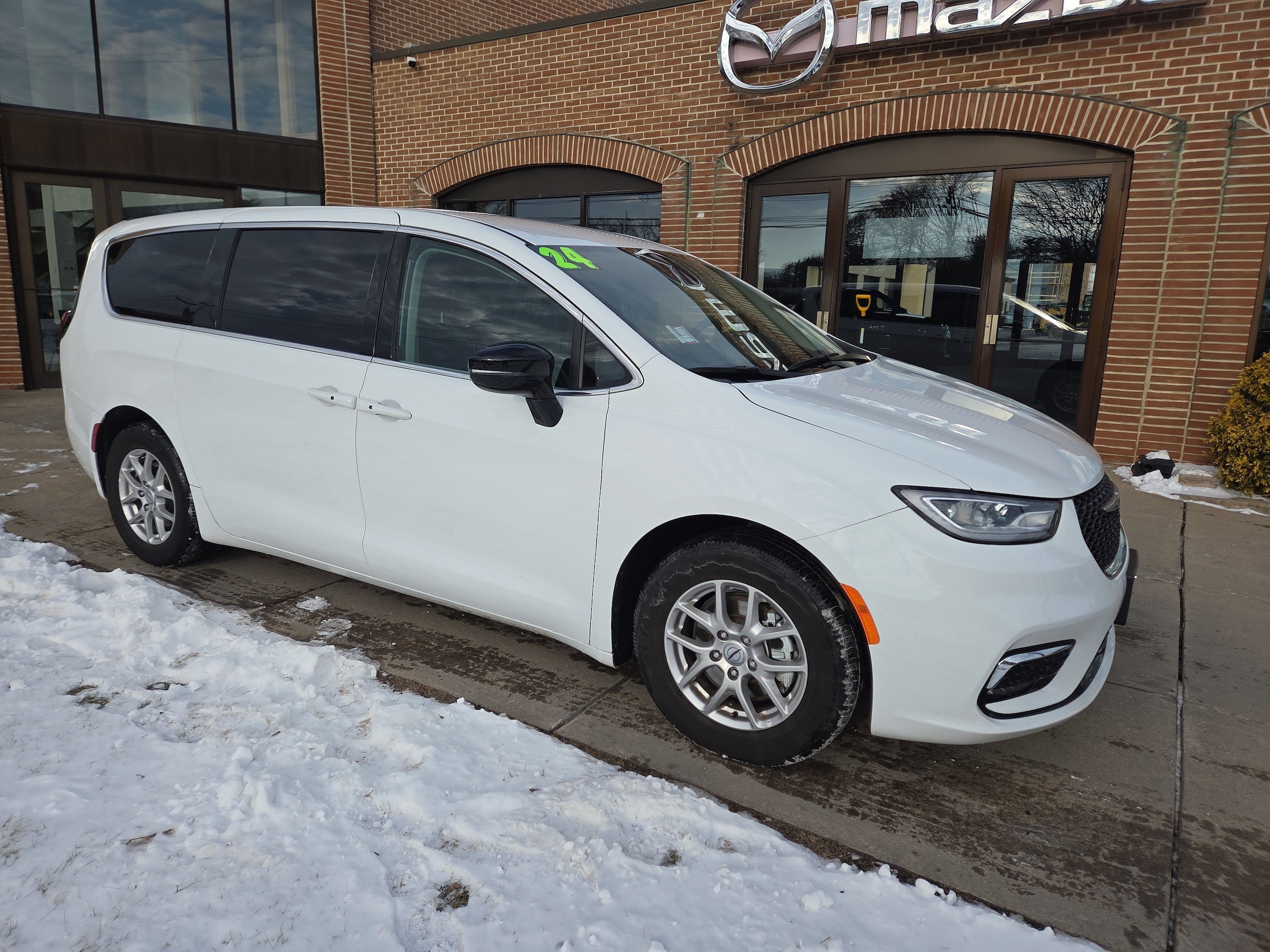 2024 Chrysler Pacifica Touring L's photo