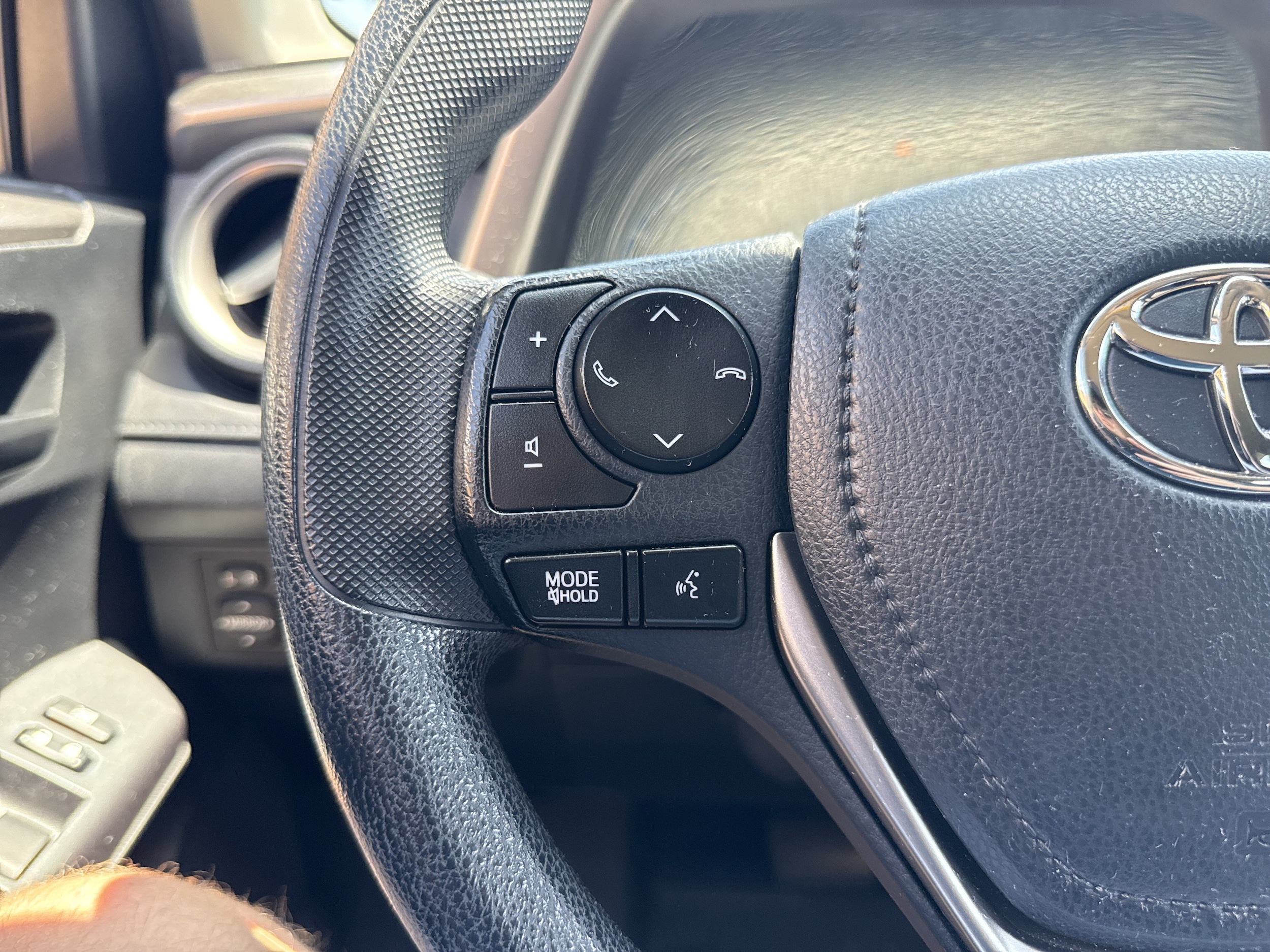 2018 Toyota RAV4 LE - Photo 12