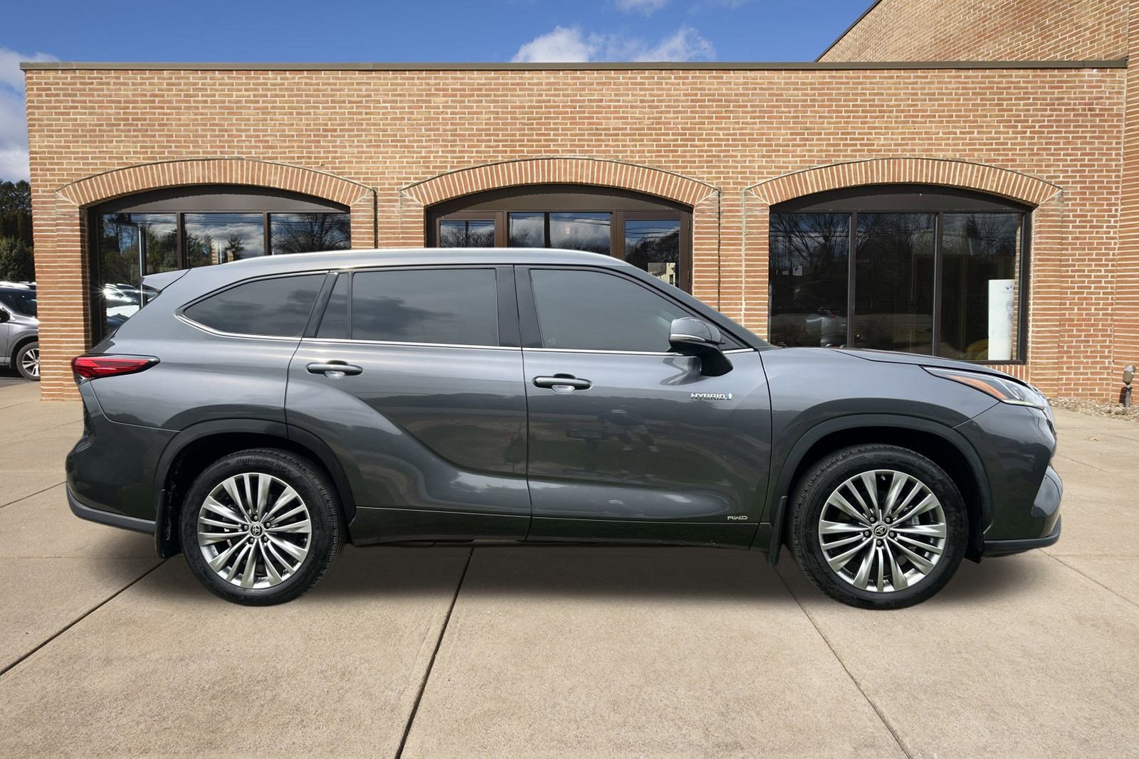 2021 Toyota Highlander Platinum Hybrid photo 2