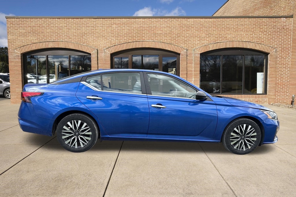 Used 2025 Nissan Altima SV Sedan