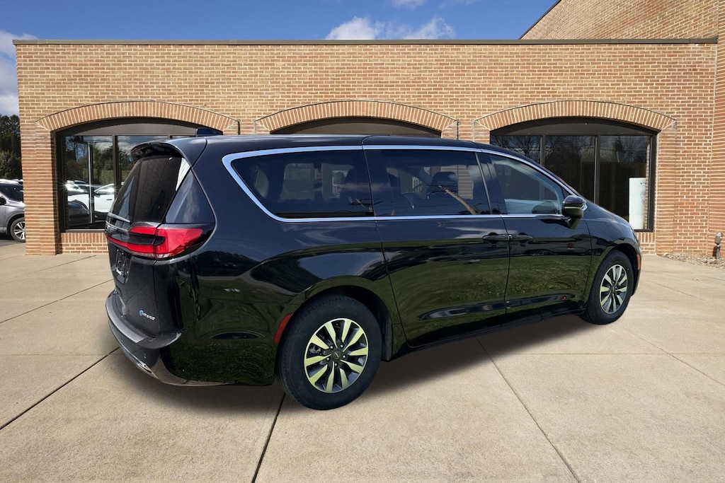 Used 2023 Chrysler Pacifica Touring L Van Passenger Van
