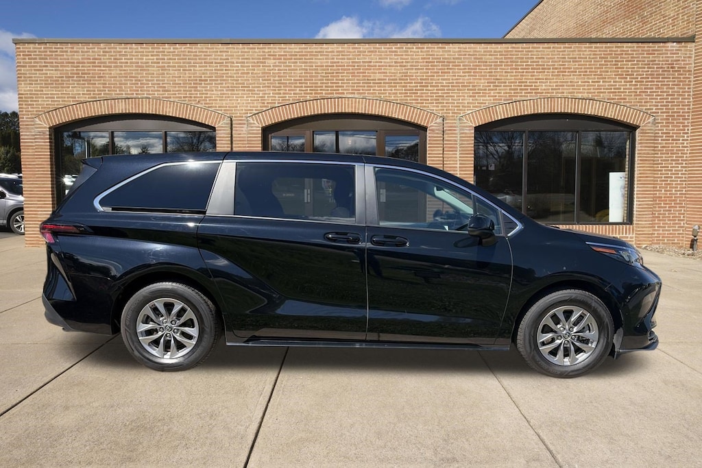 Used 2025 Toyota Sienna LE 8 Passenger Van Passenger Van