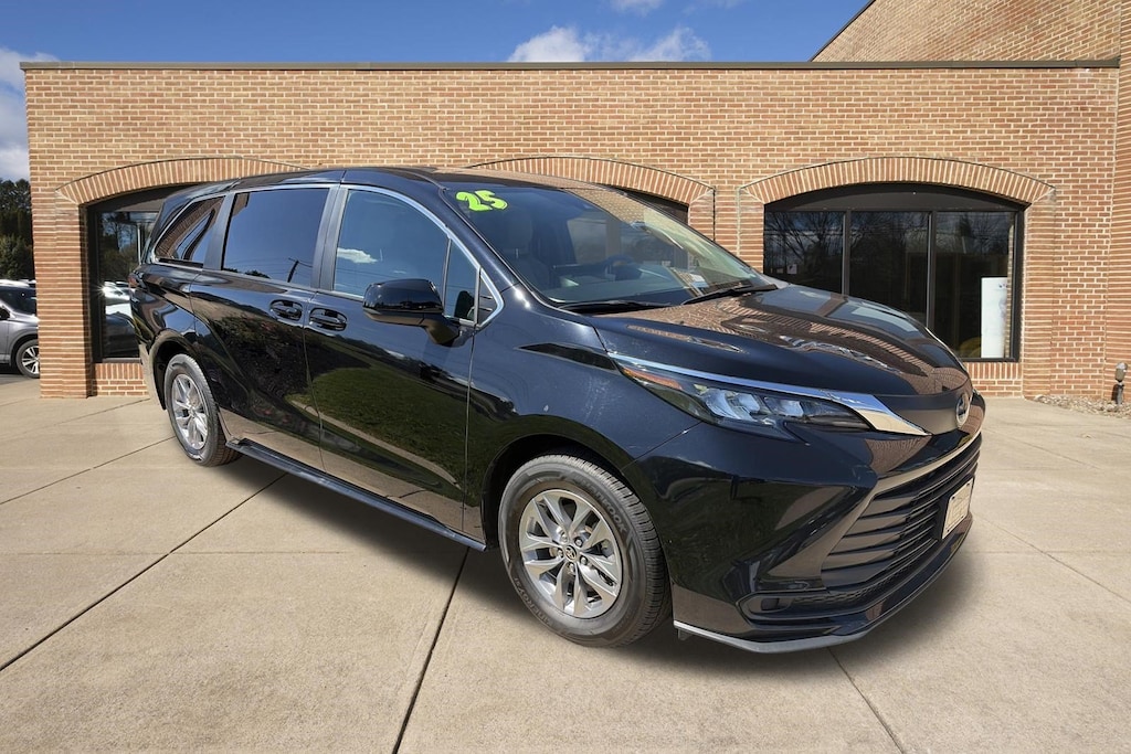 Used 2025 Toyota Sienna LE 8 Passenger Van Passenger Van