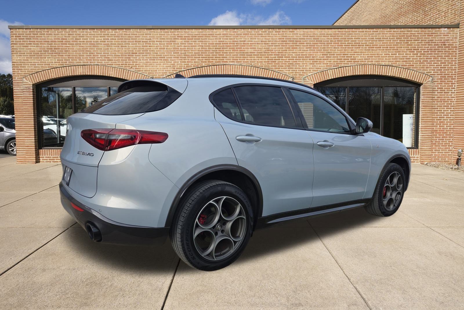 2022 Alfa Romeo Stelvio Ti photo 2