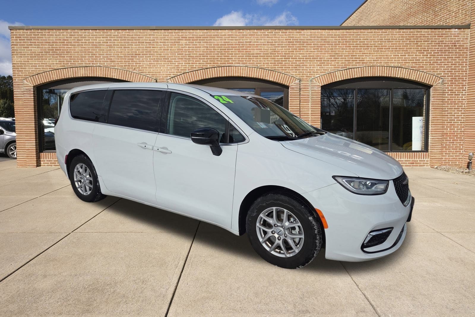 2024 Chrysler Pacifica Touring L's photo