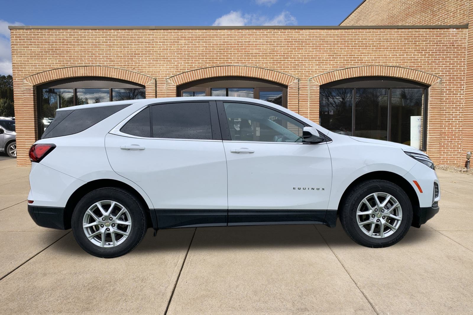 2023 Chevrolet Equinox LT photo 2