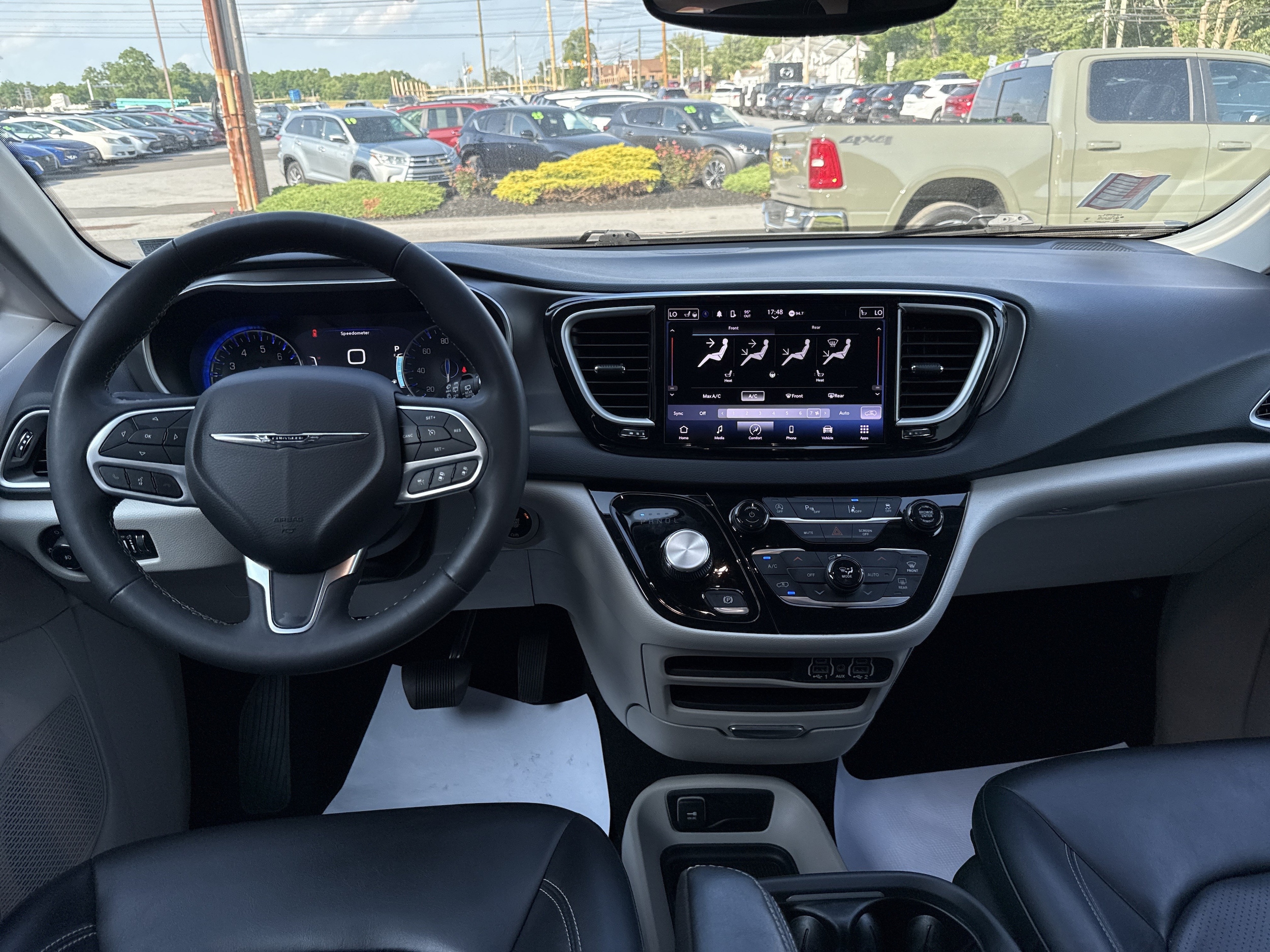 2023 Chrysler Pacifica Touring L - Photo 17
