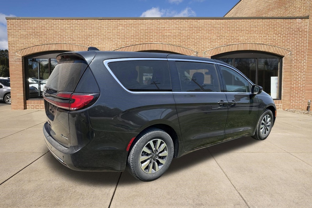Used 2023 Chrysler Pacifica Touring L Van Passenger Van