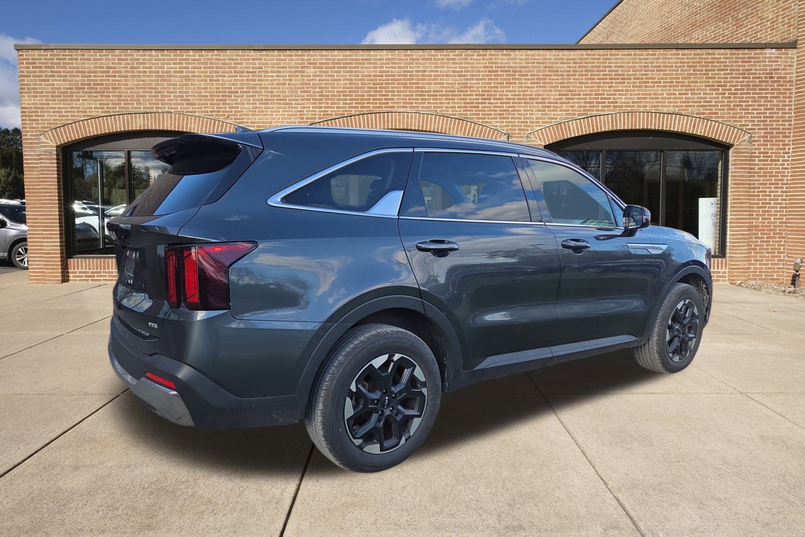 2024 Kia Sorento S photo 2