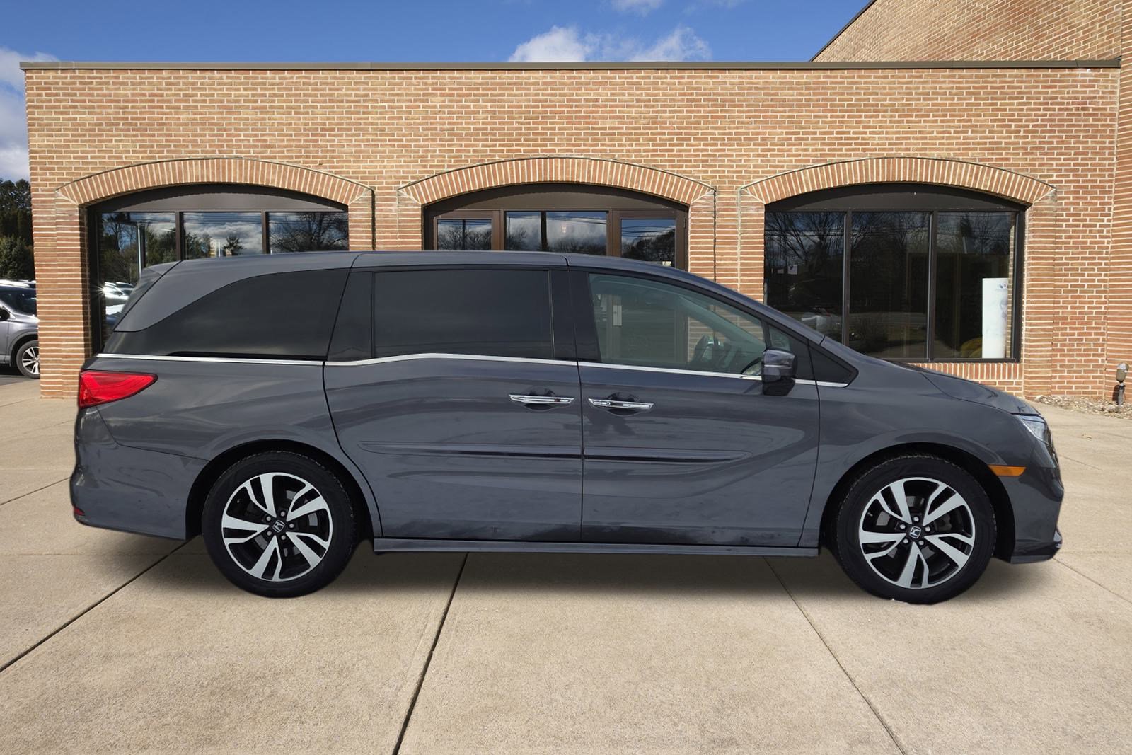 2019 Honda Odyssey Elite photo 2