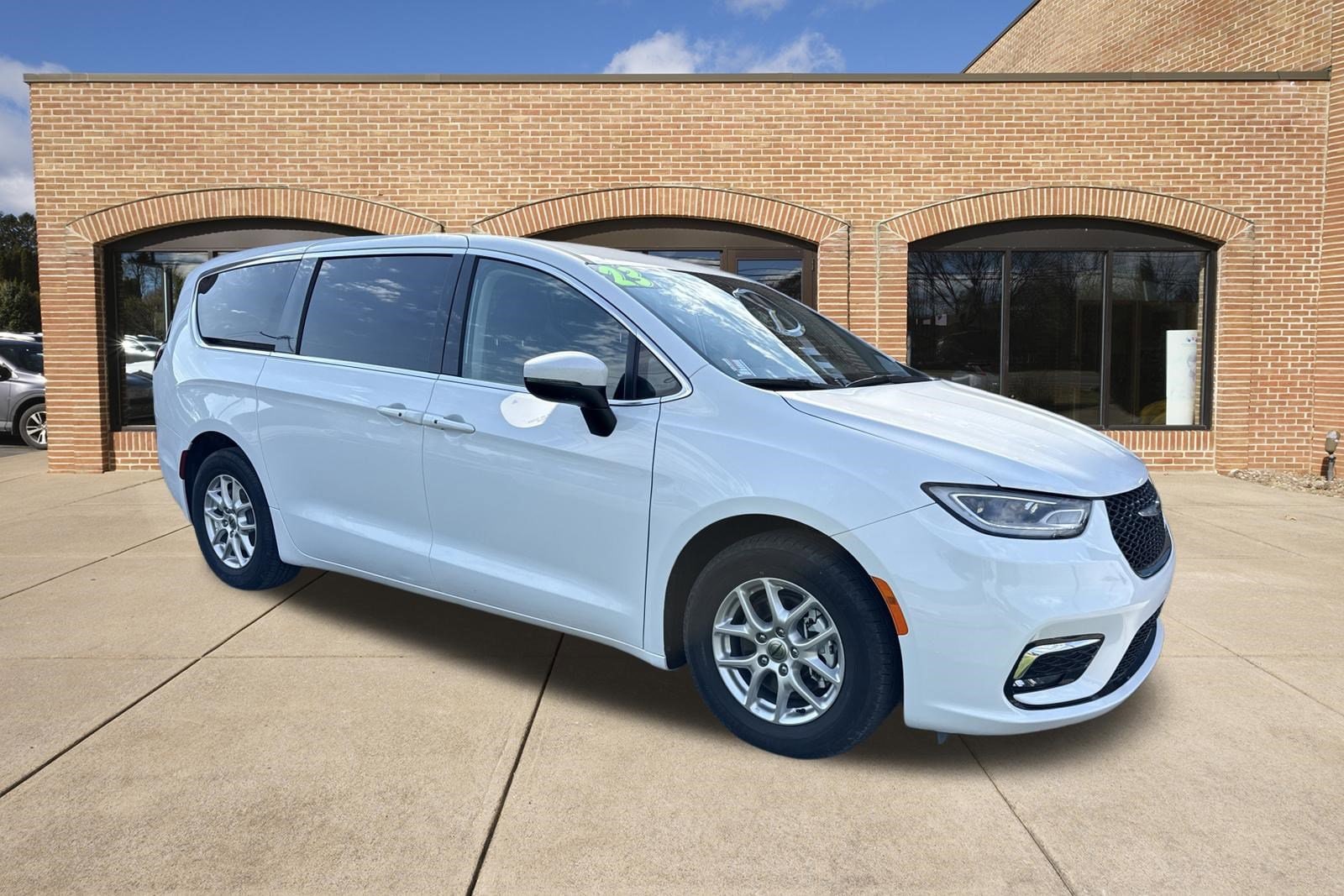 2023 Chrysler Pacifica Touring L's photo