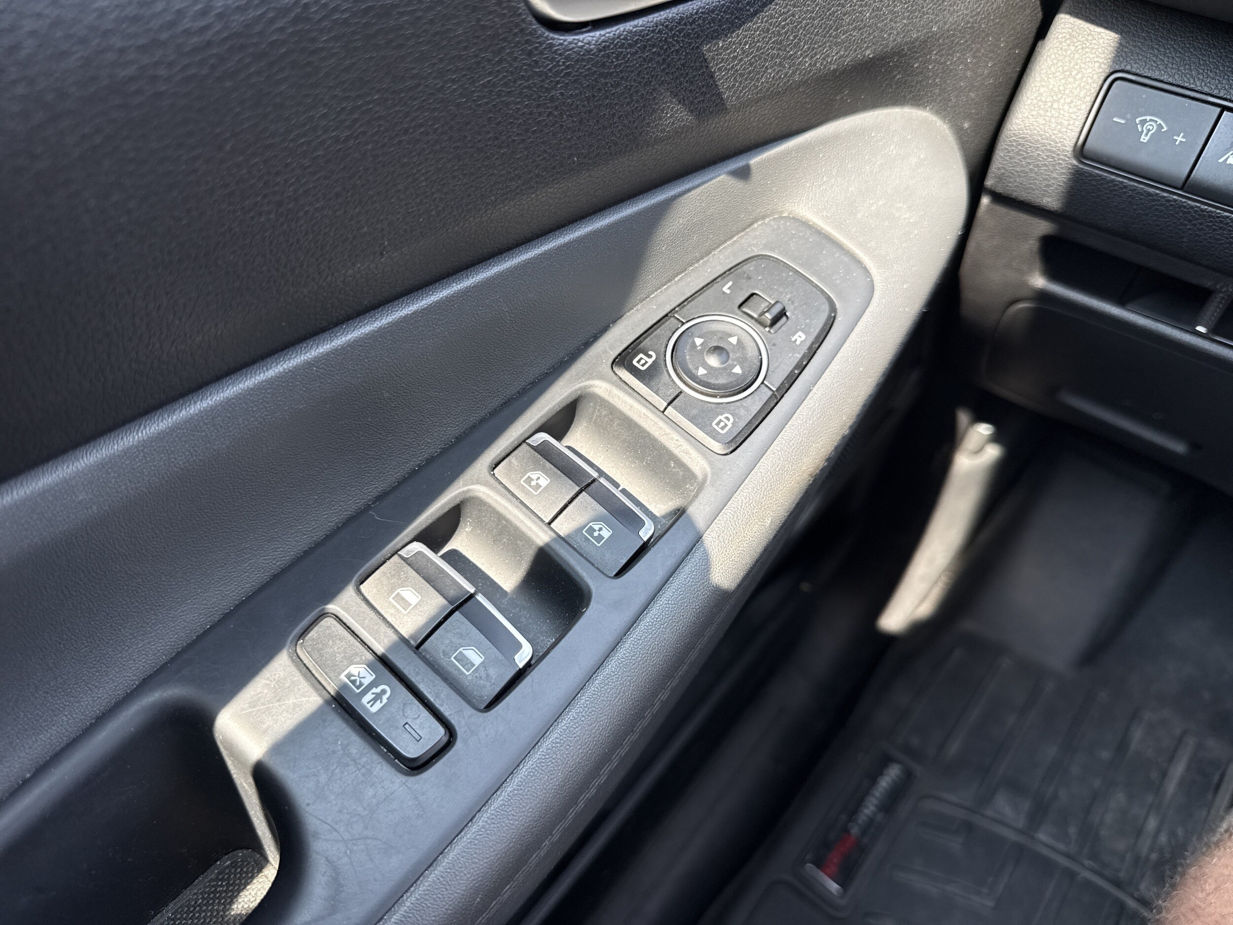 2022 Hyundai Santa Fe SEL - Photo 11