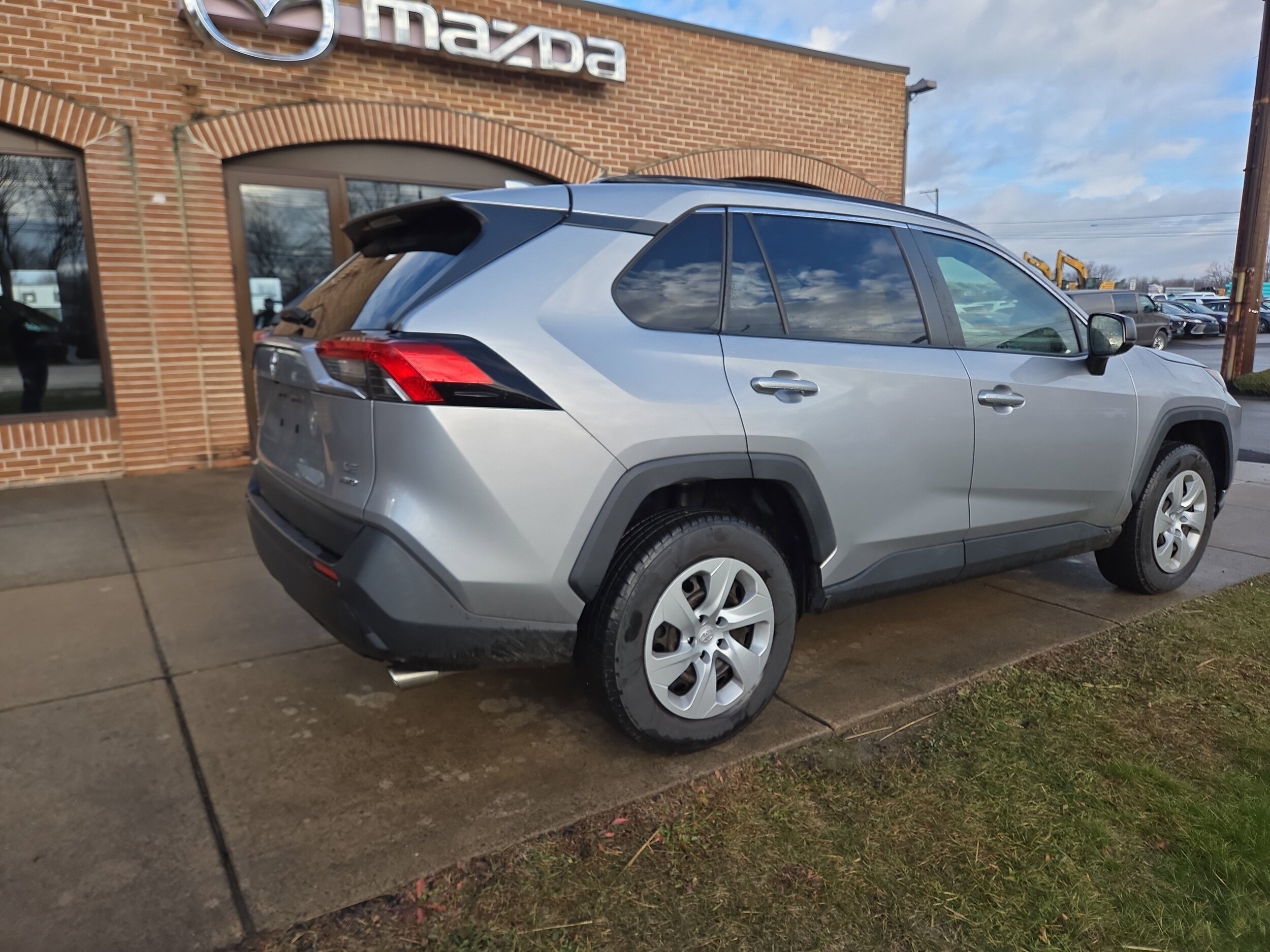 2020 Toyota RAV4 LE photo 2