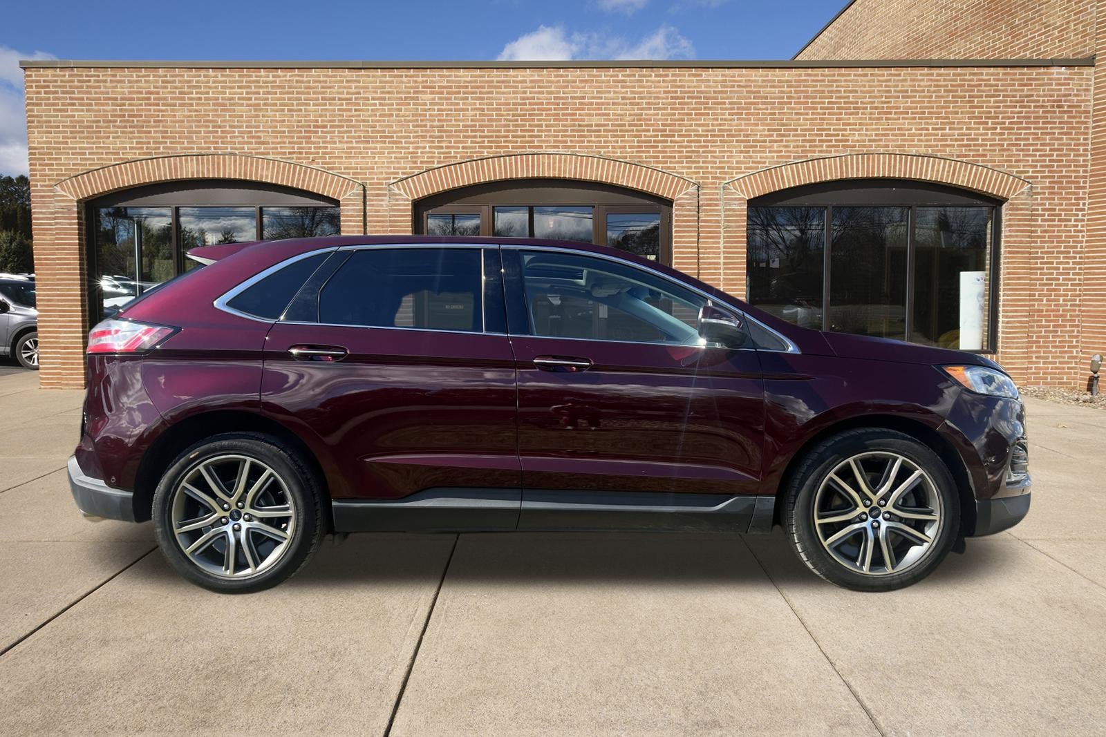 2019 Ford Edge Titanium photo 2