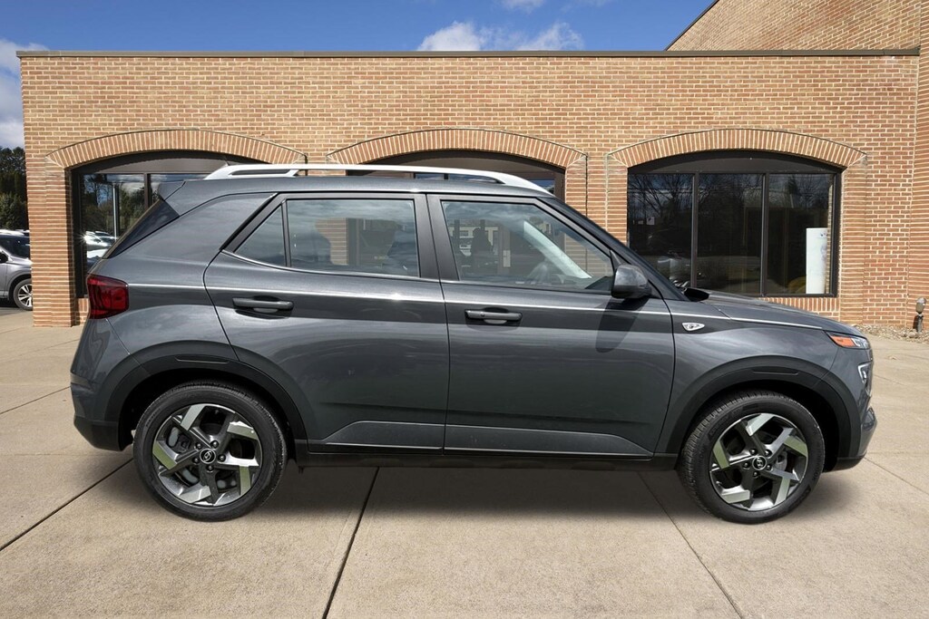 Used 2025 Hyundai Venue SEL SUV