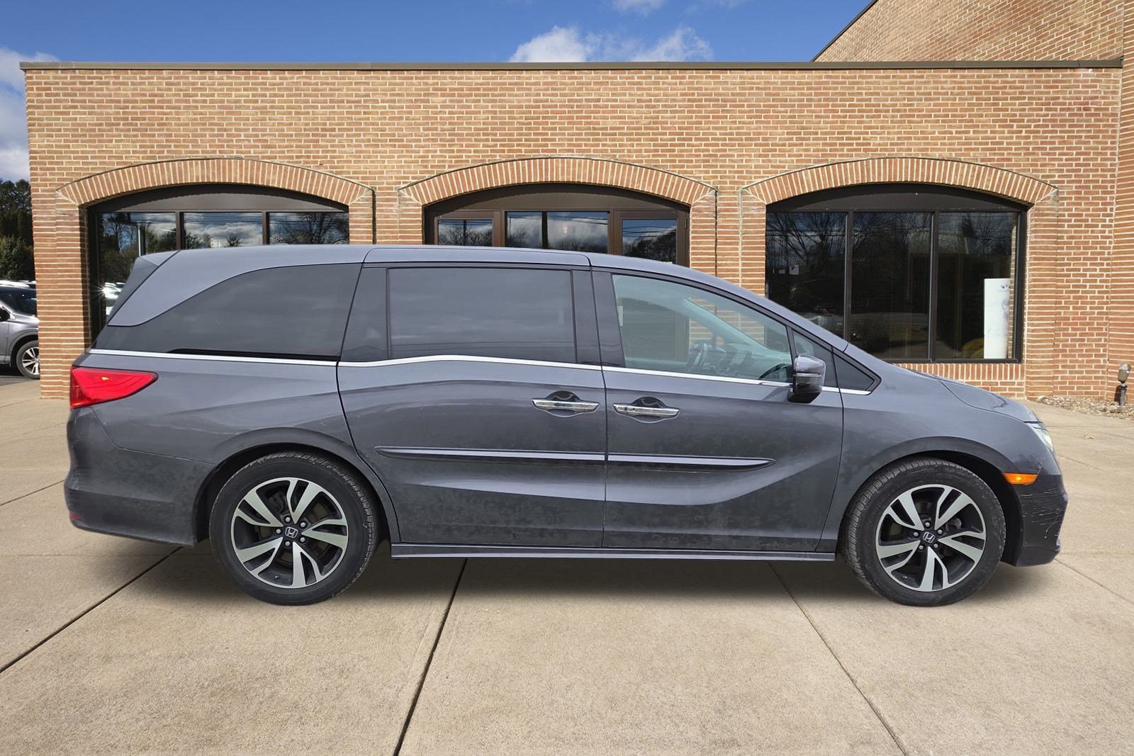 2019 Honda Odyssey Elite photo 2