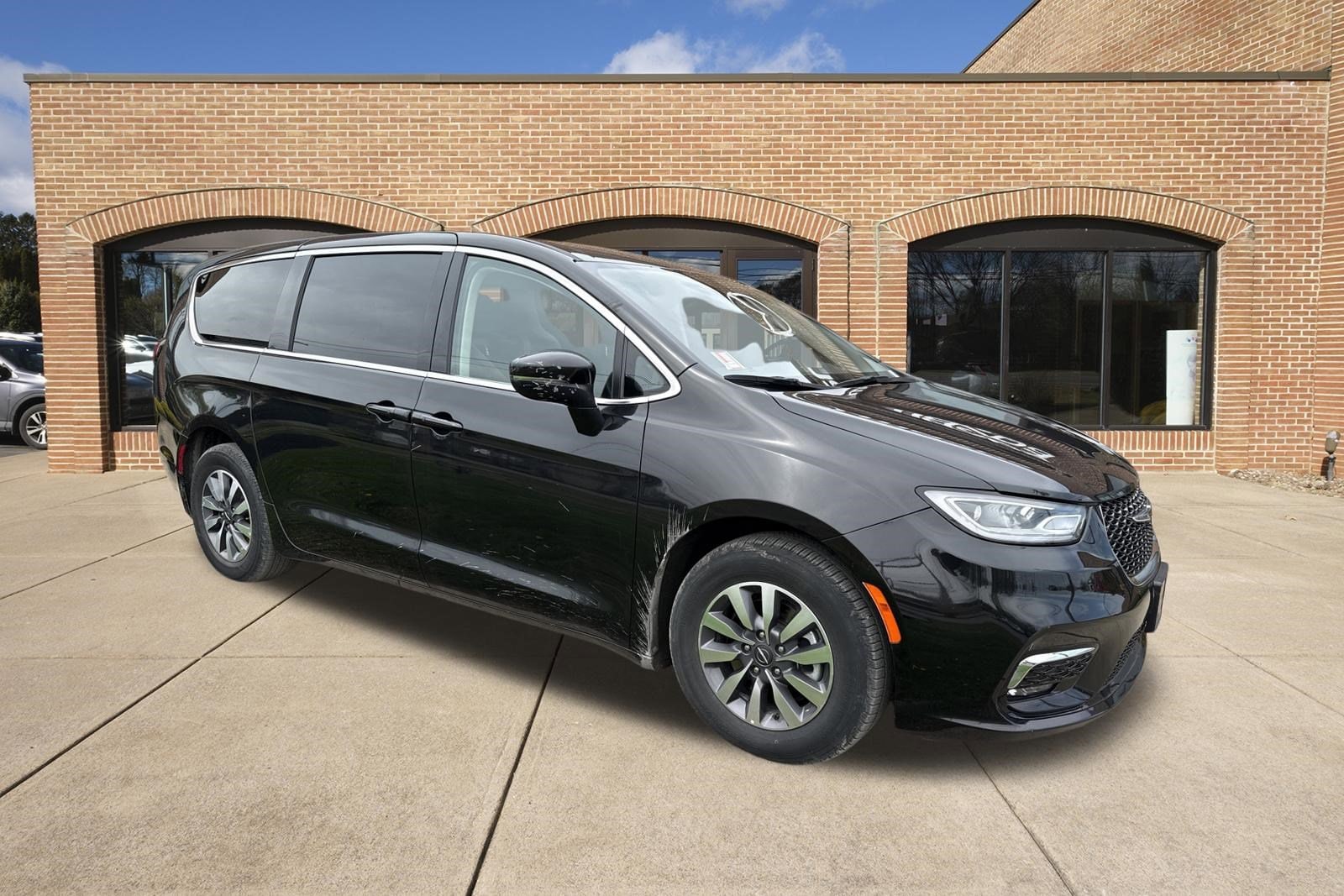 2023 Chrysler Pacifica Hybrid Touring L Hybrid's photo